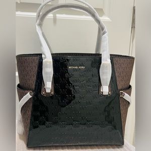 NWT Michael Kors large signature East west voyager tote bag